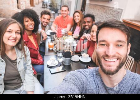 Gruppo di amici felici che bevono caffè e cappuccino al bar all'aperto - giovani millennial persone che prendono selfie mentre fanno colazione - amicizia, yout Foto Stock