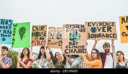 Gruppo di dimostranti su strada, giovani di diversa cultura e lotta per il cambiamento climatico - concetto di riscaldamento globale e ambiente - Focus Foto Stock