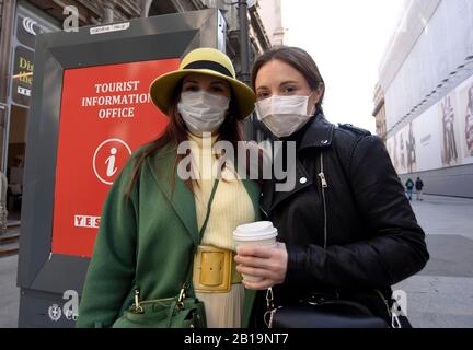 Milano, Italia. 24th Feb, 2020. Milano, CORONAVIRUS in Lombardia. Turisti e milanesi camminano nel centro con la maschera per evitare una possibile infezione credito: Agenzia indipendente Foto/Alamy Live News Foto Stock