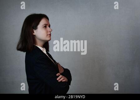 Espressione positiva del volto di businesswoman sicura e determinata. Sviluppo personale e concetto di motivazione. Foto Stock