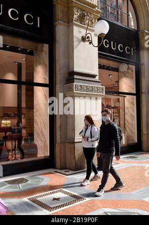 Milano, Italia. 24th Feb, 2020. Milano, CORONAVIRUS in Lombardia. Turisti e milanesi camminano nel centro con la maschera per evitare una possibile infezione credito: Agenzia indipendente Foto/Alamy Live News Foto Stock