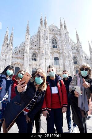 Milano, Italia. 24th Feb, 2020. Milano, CORONAVIRUS in Lombardia. Turisti e milanesi camminano nel centro con la maschera per evitare una possibile infezione credito: Agenzia indipendente Foto/Alamy Live News Foto Stock