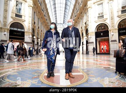 Milano, Italia. 24th Feb, 2020. Milano, CORONAVIRUS in Lombardia. Turisti e milanesi camminano nel centro con la maschera per evitare una possibile infezione credito: Agenzia indipendente Foto/Alamy Live News Foto Stock