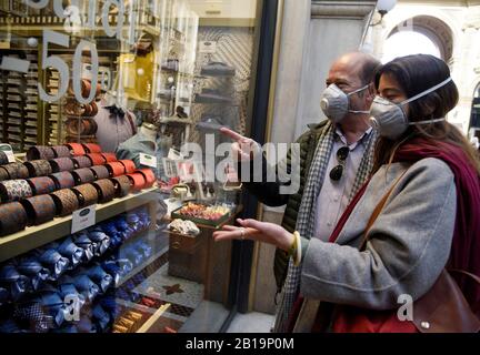 Milano, Italia. 24th Feb, 2020. Milano, CORONAVIRUS in Lombardia. Turisti e milanesi camminano nel centro con la maschera per evitare una possibile infezione credito: Agenzia indipendente Foto/Alamy Live News Foto Stock