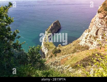 Baia Trentaremi, popolare belvedere di baia con vista mozzafiato e panoramica sull'oceano, scogliere e tramonto. Punto panoramico di Napoli Foto Stock