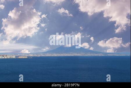 Baia Trentaremi, popolare belvedere di baia con vista mozzafiato e panoramica sull'oceano, scogliere e tramonto. Punto panoramico di Napoli Foto Stock