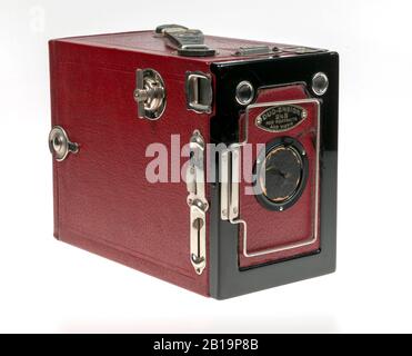 Houghton Box Ensign 211/4 B box camera colorata di rosso. Foto Stock