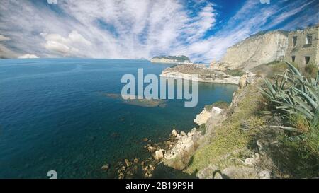 Baia Trentaremi, popolare belvedere di baia con vista mozzafiato e panoramica sull'oceano, scogliere e tramonto. Punto panoramico di Napoli Foto Stock