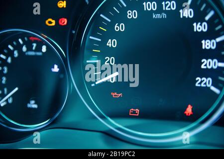 Spia di carica e spia bassa pressione dell'olio sul cruscotto Foto Stock