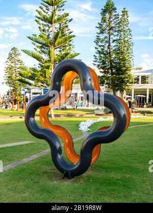 Scultura Al Bathers Beach 2020 mostra all'aperto Shift by Steve Tepper artista scultore Fremantle Western Australia. Foto Stock