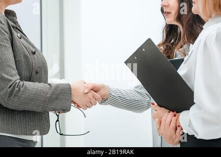 primo piano. due donne d'affari si salutano con una stretta di mano Foto Stock