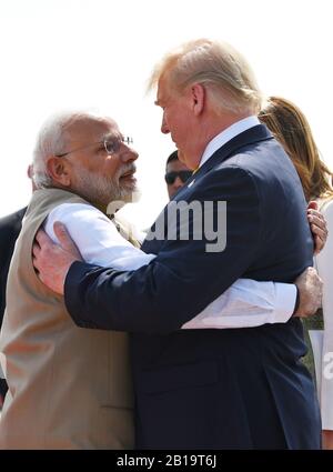 Ahmedabad, India. 24th Feb, 2020. Il presidente degli Stati Uniti Donald Trump è accolto dal primo ministro indiano Narendra modi all'arrivo ad Ahmedabad, India, lunedì 24 febbraio 2020. Trump è in viaggio di due giorni in India. Foto di Raj Patel/UPI Credit: UPI/Alamy Live News Foto Stock