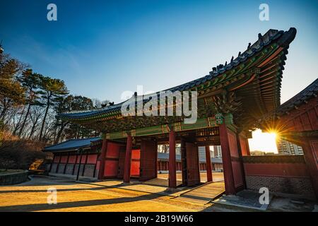 Seoul, Corea del Sud - 23 FEBBRAIO 2020: Di solito un posto affollato fine settimana, il bellissimo palazzo Changdeokgung è quasi vuoto a causa delle preoccupazioni del coronavirus. Foto Stock