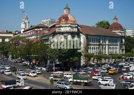 Yangon Division Court, britisches Kolonialgebäude, Ecke Strand Road und Pansodan Street, Yangon, Myanmar Foto Stock