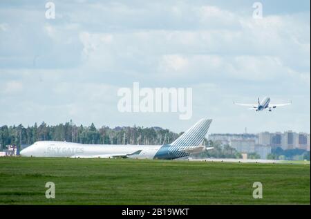 SHEREMETYEVO, Moscow Region, Russia - 28 Giugno 2017: Boeing 747-400F di cancelli Sky Airlines presso l'Aeroporto Internazionale di Sheremetyevo. Foto Stock