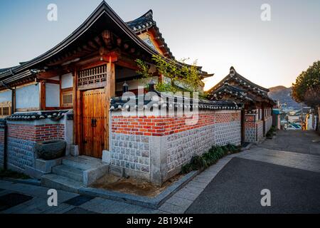 Seoul, Corea del Sud - 23 FEBBRAIO 2020: Normalmente pieno di turisti, Bukchon Hanok Village è tranquillo come meno persone avventurarsi a causa di coronavirus. Foto Stock