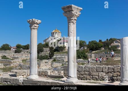 Sevastopol, Crimea, Russia - 26 luglio 2019: Colonne della basilica in Chersonesos Taurico, Sevastopol, Crimea Foto Stock