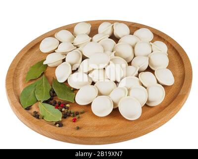 Gnocchi di carne crudi fatti in casa su una tavola di legno Foto Stock