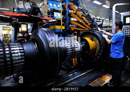 Un lavoratore cinese produce pneumatici in gomma presso lo stabilimento di Sailun Group Co., Ltd. A Qingdao City, provincia cinese orientale Shandong il febbraio 24th, 20 Foto Stock