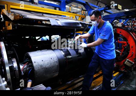 Un lavoratore cinese produce pneumatici in gomma presso lo stabilimento di Sailun Group Co., Ltd. A Qingdao City, provincia cinese orientale Shandong il febbraio 24th, 20 Foto Stock