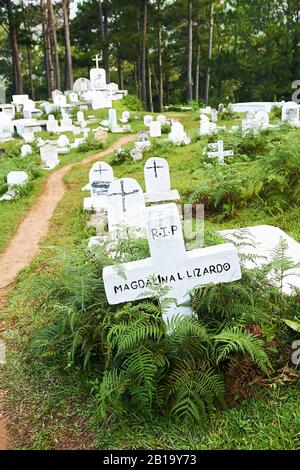 Sagada, Provincia di montagna, Filippine: Tradizionali pietre sepolcrali dipinte di bianco al cimitero su una collina vicino al centro della città Foto Stock