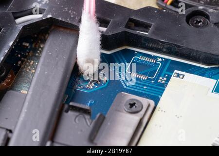 Pulire l'interno di un computer portatile con un batuffolo di cotone. Foto Stock