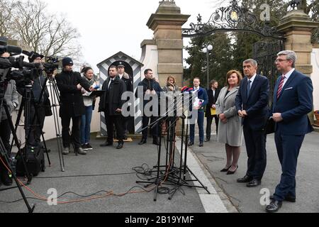 Lany Presidential Chateau, Repubblica Ceca. 24th Feb, 2020. Il Presidente Milos Zeman incontra il governo di PM Andrej Babis al Leany Presidential Chateau, Repubblica Ceca, lunedì 24 febbraio 2020. Nella foto di sinistra: Il vice primo ministro e ministro delle Finanze Alena Schillerova, il primo ministro Andrej Babis e il vice primo ministro e ministro dell'industria e del commercio e ministro dei Trasporti Karel Havlicek parlano ai giornalisti. Credit: Michal Kamaryt/Ctk Photo/Alamy Live News Foto Stock