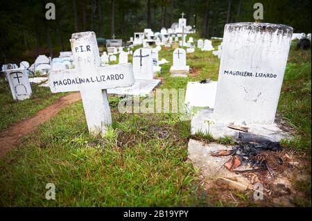 Sagada, Provincia di montagna, Filippine: Tradizionali pietre sepolcrali dipinte di bianco al cimitero su una collina vicino al centro della città Foto Stock