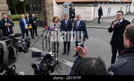 Lany Presidential Chateau, Repubblica Ceca. 24th Feb, 2020. Il Presidente Milos Zeman incontra il governo di PM Andrej Babis al Leany Presidential Chateau, Repubblica Ceca, lunedì 24 febbraio 2020. Nella foto di sinistra: Il vice primo ministro e ministro delle Finanze Alena Schillerova, il primo ministro Andrej Babis e il vice primo ministro e ministro dell'industria e del commercio e ministro dei Trasporti Karel Havlicek parlano ai giornalisti. Credit: Michal Kamaryt/Ctk Photo/Alamy Live News Foto Stock