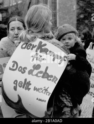 31 maggio 1980, bassa Sassonia, Berlino: 8.3.1983 un neonato viene portato da una donna durante una dimostrazione delle donne per la pace a Zehlendorf; data esatta di ammissione non nota. Foto: Paul Glaser/dpa-Zentralbild/ZB Foto Stock