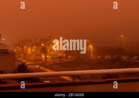 23rd Febbraio 2020, la polvere del Sahara copre il villaggio di Playa San Juan in un fenomeno meteorologico noto come calima che porta micro particelle di sabbia da Foto Stock