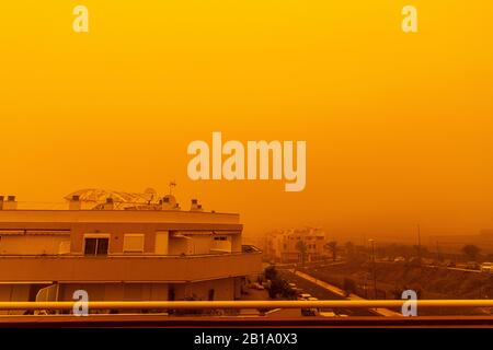 23rd Febbraio 2020, la polvere del Sahara copre il villaggio di Playa San Juan in un fenomeno meteorologico noto come calima che porta micro particelle di sabbia da Foto Stock