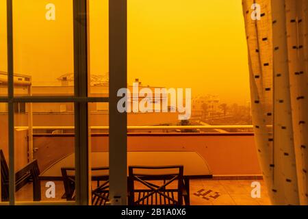 23rd Febbraio 2020, la polvere del Sahara copre il villaggio di Playa San Juan in un fenomeno meteorologico noto come calima che porta micro particelle di sabbia da Foto Stock