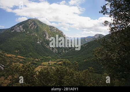 Vista sud da le Château de Puilaurens giù per la valle di Pech de Carabatets, Aude, Occitanie, Francia Foto Stock