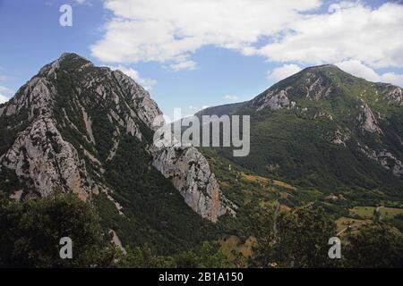 Vista a sud da le Château de Puilaurens giù la valle di la Boulzane, con le montagne di Serre de la Quière e Pech de Carabatets, Aude, Occitanie, Francia Foto Stock