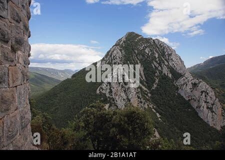 Vista a est da le Château de Puilaurens attraverso la valle del fiume Boulzane alla montagna di Serre de la Quière, Aude, Occitanie, Francia Foto Stock