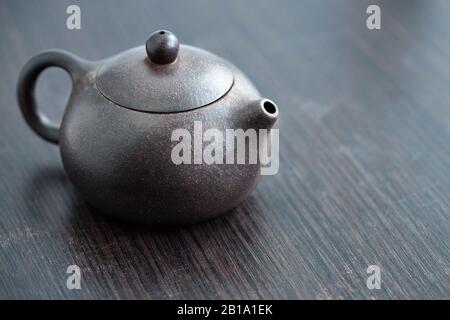 Old purple Yixing argilla cinese teapot yuan zhu tipo hu per la cerimonia del tè o gong fu cha o kung fu tè per la preparazione di oolong, rosso verde bianco yello shou s. Foto Stock