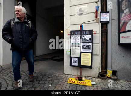 La gente ricorda lo studente Jan Zajic, che si immolò il 25 febbraio 1969, in occasione dell'anniversario del colpo di stato comunista del 1948, in Piazza Venceslao a Praga, Repubblica Ceca, il 24 febbraio 2020. (Foto Ctk/Katerina Sulova) Foto Stock