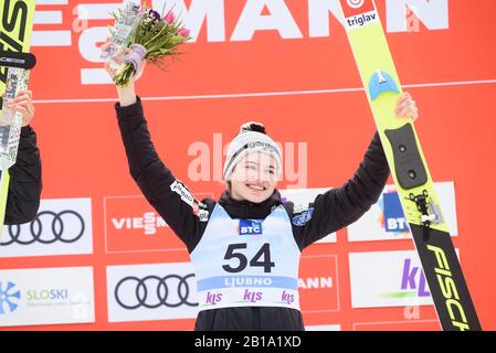 Nika Kriznar di Slovenia festeggia il suo terzo posto alla FIS Ski Jumping World Cup Ljubno 2020 23 febbraio 2020 a Ljubno, Slovenia. (Foto Di Rok Rakun/Pacific Press/Sipa Usa) Foto Stock