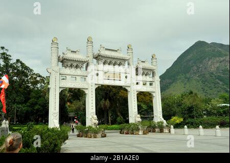Porta Ornamentale, Tian Tan Buddha, Ngong Ping, Hong Kong Foto Stock