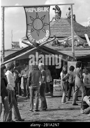 31 Maggio 1980, Bassa Sassonia, Gorleben: Villaggio Di Squatter A Gorleben, Repubblica Di Wendland Libero. I dimostranti hanno occupato la zona e vi vivono. Qui si costruirà lo stoccaggio definitivo dei residui nucleari altamente radioattivi. Data esatta di registrazione non nota. Foto: Paul Glaser/dpa-Zentralbild/ZB Foto Stock