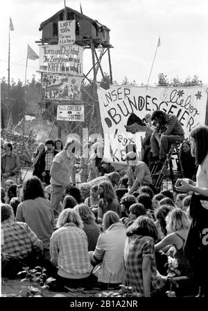 31 Maggio 1980, Bassa Sassonia, Berlino: Villaggio Di Squatter A Gorleben, Repubblica Di Wendland Libero. I dimostranti hanno occupato la zona e vi vivono. Lo stoccaggio definitivo dei residui nucleari altamente radioattivi deve essere costruito in questa sede. Data esatta di registrazione non nota. Foto: Paul Glaser/dpa-Zentralbild/ZB Foto Stock