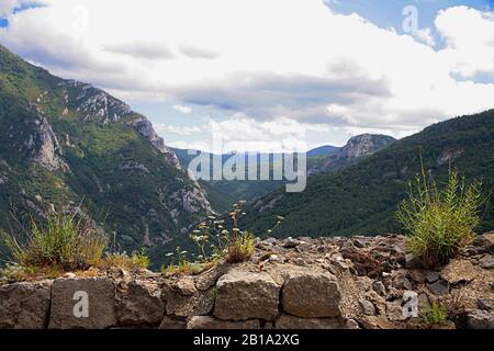 Vista a sud da le Château de Puilaurens giù la valle del Boulzane a Pech de Carabatets, Aude, Occitanie, Francia Foto Stock