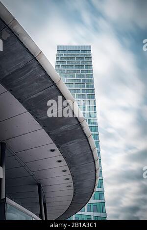 Malmo, SVEZIA - 09 FEBBRAIO 2020: Alcune delle futuristiche architetture moderne situate nel nuovo distretto di Hyllie di Malmo in Svezia. Foto Stock