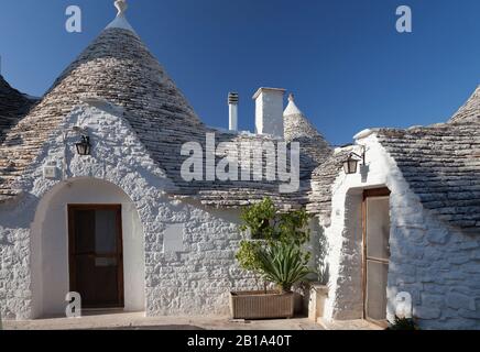 Trulli tipici edifici con tetti conici in Alberobello, Puglia, Italia Foto Stock