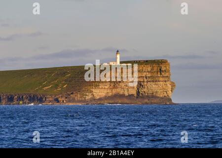 Faro su un'alta scogliera sul mare Foto Stock