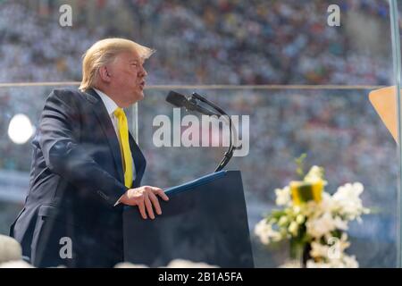 Ahmedabad, India. 24th Feb, 2020. Il presidente degli Stati Uniti Donald Trump fa delle osservazioni al Namaste Trump Rally tenuto dal primo ministro indiano Narendra modi al Motera Stadium 24 febbraio 2020 a Ahmedabad, Gujarat, India. Credit: Seheah Craighead/White House Photo/Alamy Live News Foto Stock