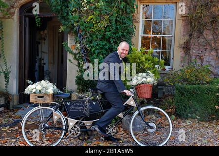 Il Groom ad un matrimonio con un Tandem Foto Stock