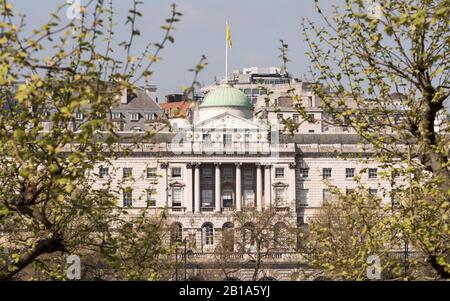 Somerset House, Londra, Regno Unito. La façade facciata del famoso edificio neoclassico sulle rive del Tamigi. Foto Stock