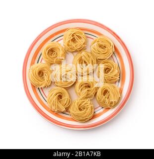 Vista dall'alto del piatto con tagliolini di pasta cruda isolati su bianco Foto Stock